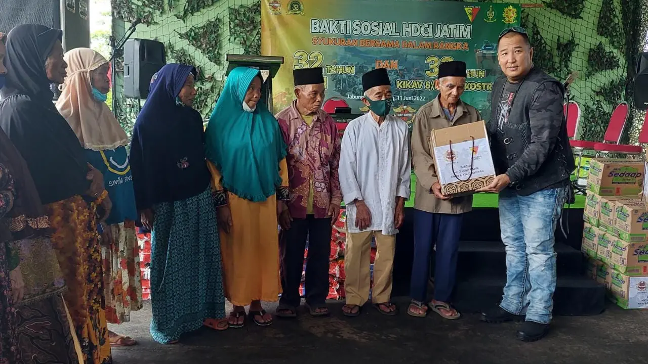 HDCI Jatim membagikan baksos ke warga Malang. (Dian Kurniawan/Liputan6.com)