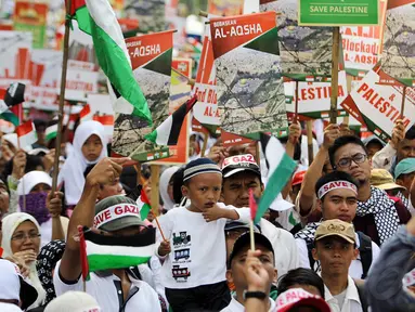 Massa Komite Nasional untuk Rakyat Palestina (KNRP) menggelar aksi di depan gedung Kedubes Amerika Serikat, Jakarta, Minggu (16/11/2014). (Liputan6.com/Faizal Fanani)