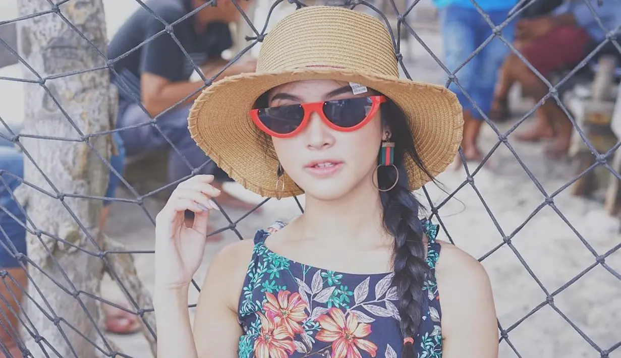 Bintang sinetron Cinta Karena Cinta tampil trendi dengan kacamata berlensa gelap berbentuk semangka. Perpaduan busana summer dengan kacamatanya ini terlihat serasi dan manis. (Liputan6.com/IG/@gabriellalarasati)