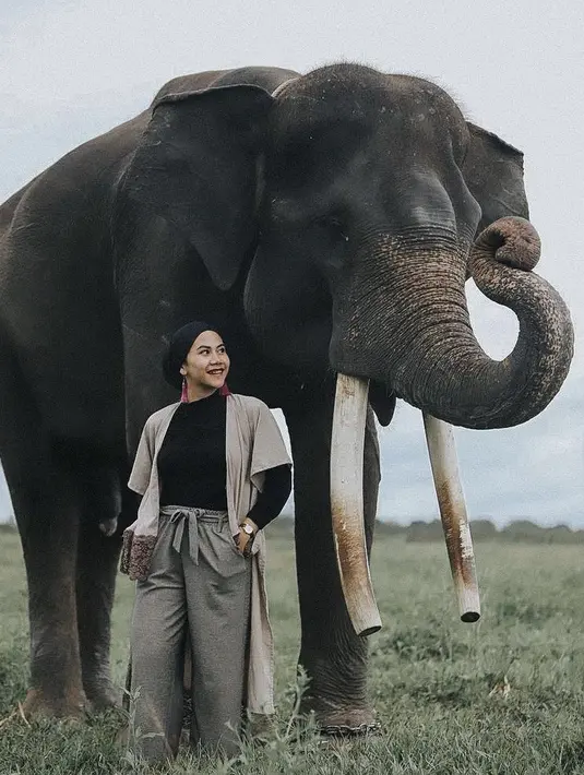 Gaya kerudung turbannya tersebut, dipadukan pakaian bernuasanya earthtone dengan long outher dan inner hitam dipadukan dengan bawahan pants. (Dok. Instagram @ajeng.dinanti)