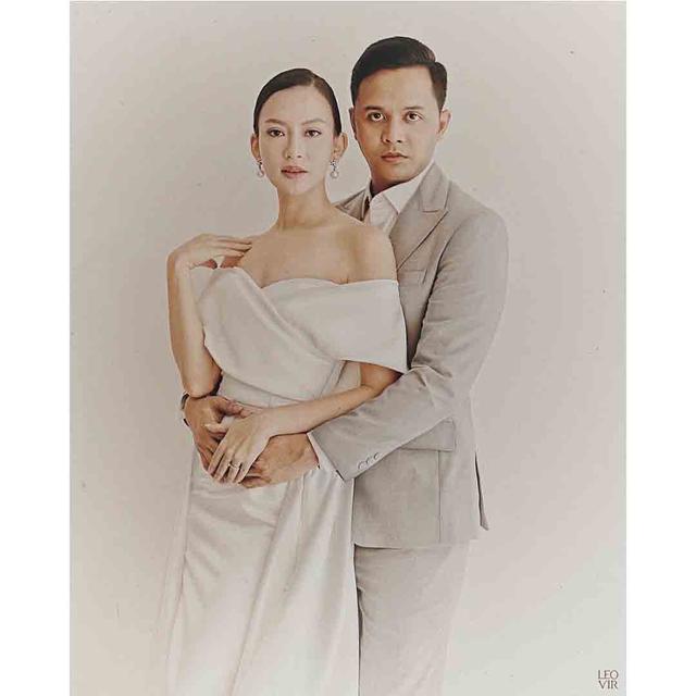 6 Potret Prewedding Karina Nadila Berkonsep Serba Putih, Tampil Elegan