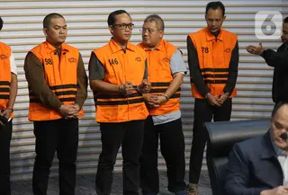 Sebagai informasi, Ardito baru dilantik sebagai Bupati Lampung Tengah pada Februari 2025. Tampak dalam foto, Bupati Lampung Tengah, Ardito Wijaya (tengah belakang) saat dihadirkan pada rilis penetapan status tersangka sekaligus penahanan di Gedung Merah Putih Komisi Pemberantasan Korupsi (KPK), Jakarta, Kamis (11/12/2025). (Liputan6.com/Helmi Fithriansyah)