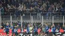 Para pemain Inter Milan menyapa suporter usai menaklukkan AC Milan pada laga Serie A Italia di Stadion Giuseppe Meazza, Milan, Minggu (15/10/2017). Inter Milan menang 3-2 atas AC Milan. (AFP/Miguel Medina)