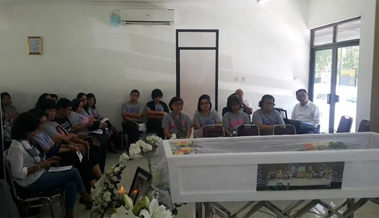 Suasana duka keluarga, kerabat dan sahabat yang turut hadir dalam memberikan penghormatan terakhirnya pada Isam. (dok. Facebook)