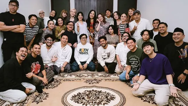 Momen Seru Buka Bersama para Musisi di Rumah Ariel Noah