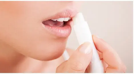 Tanpa Lip Balm Ini 5 Cara Melembapkan Bibir Kering Secara Alami Beauty Fimela Com