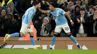 Pemain Manchester City, Savinho (kanan), merayakan golnya bersama Rayan Cherki, dalam laga kontra Crystal Palace di Premier League yang berlangsung di Etihad Stadium, Kamis (14/5/2026) dini hari WIB. (AP Photo/Ian Hodgson)