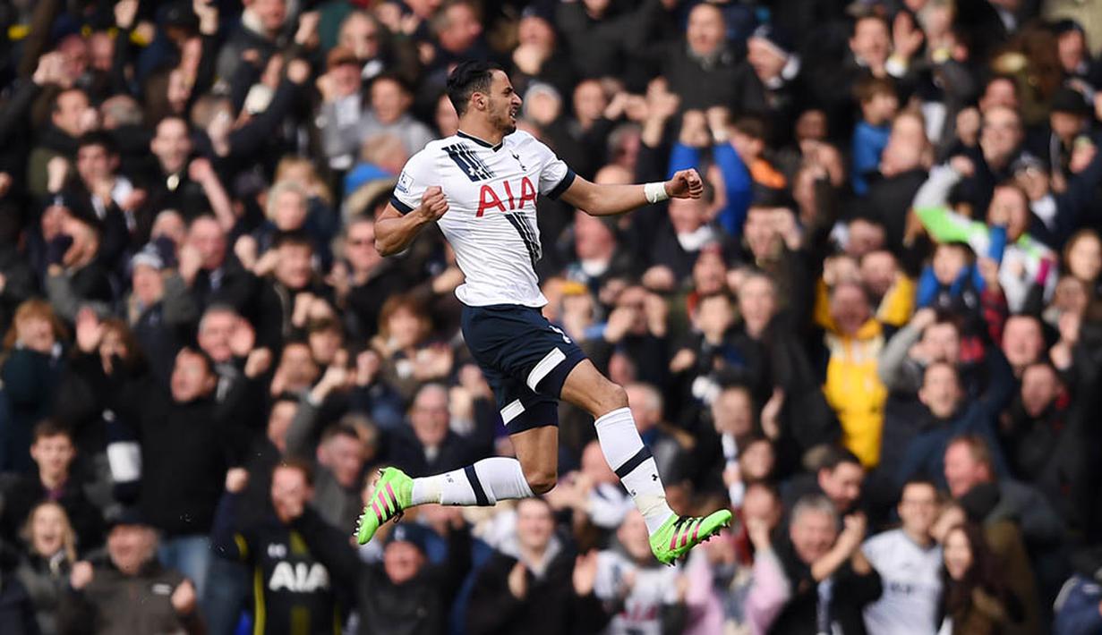 Gelandang Tottenham, Nacer Chadli, merayakan gol yang dicetaknya ke gawang Swansea. Sementara gol kemenangan Tottenham baru terwujud pada menit ke-77 melalui Danny Rose. (Reuters/Tony O'Brien)