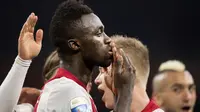 Davinson Sanchez merasa terhormat setelah Barcelona memasukannya dalam daftar buruan klub untuk musim mendatang. (AFP/Olaf Kraak)