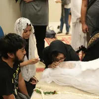 Suasana haru mewarnai rumah duka Yockie Suryo Prayogo. Sebelum jenazah ditutup dengan kain kafan, pihak keluarga satu persatu mencium jenazah musisi mantan keyboardis Godbless untuk terakhir kalinya. (Adrian Putra/Bintang.com)