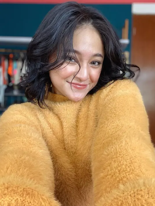 "Lama ya, dari (November) tahun 2014 aku cerai. Jadi gini, aku selama ini 'kan tinggal sendiri di apartemen. Sempat ada rasa, kayaknya ini chapter aku untuk be my self and feel happy with that itu sudah selesai," kata Marshanda. (Instagram/marshanda99)