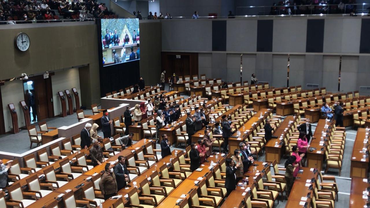 Anggota DPR mengucapkan selamat ulang tahun untuk Ketua DPR Puan Maharani (Merdeka.com)