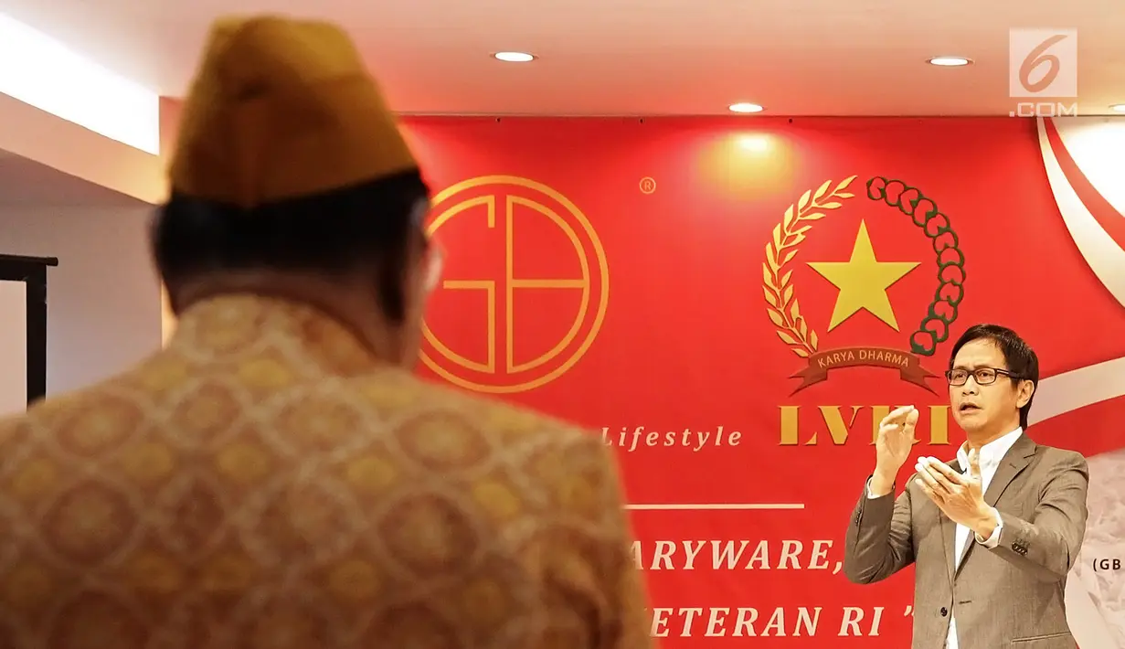 Konduktor dan pendiri Twillite Orchestra, Addie MS memimpin para Legiun Veteran Republik Indonesia (LVRI) menyanyikan lagu Indonesia Raya di kawasan Harapan Indah, Bekasi pada Kamis (1/8/2019). (Fimela.com/ Bambang E Ros)