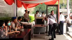 Petugas keamanan melakukan pemeriksaan tubuh pada pengunjung yang akan mengikuti sidang pembacaan putusan perselisihan hasil Pilkada 2015 di gedung Mahkamah Konstitusi, Jakarta, Senin (18/1/2016). (Liputan6.com/Helmi Fithriansyah)