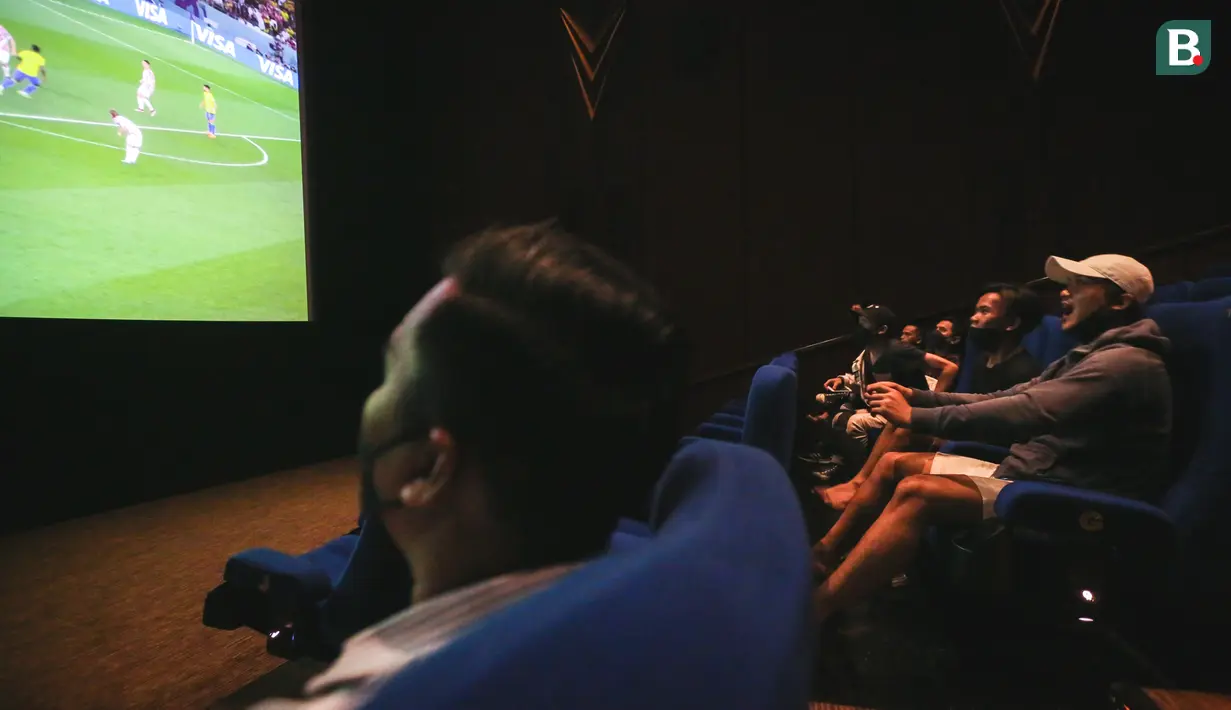 Bola.com mendapatkan kesempatan untuk mencoba sensasi nobar tesebut saat laga perempatfinal Piala Dunia 2022 antara Kroasia melawan Brasil, Jumat (09/12/2022) malam WIB. (Bola.com/Bagaskara Lazuardi)