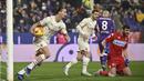 Sementara, tiga gol AC Milan dicetak Zlatan Ibrahimovic dan gol bunuh diri Lorenzo Veruti. (AP/Massimo Paolone)