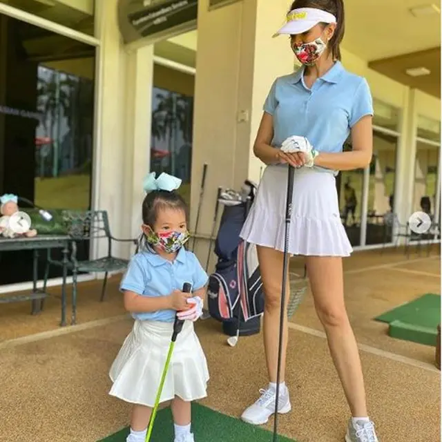 Farah Quinn Bermain Golf