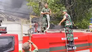 Kebakaran Melahap Pabrik Bohlam di Kota Tangerang