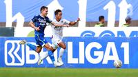 Pemain Persib Bandung Rezaldi Hehanusa berebut bola dengan pemain Persik Kediri Muhammad Khanafi pada laga BRI Liga 1 2022/2023 di Stadion Pakansari, Bogor, Jawa Barat, Rabu (8/3/2023). Persik Kediri mengalahkan Persib Bandung dengan skor 2-0. (Bola.com/M. Iqbal Ichsan)