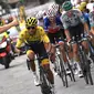 Egan Bernal (kuning) dari tim Ineos, melewati tantangan 21 etape sejauh 3,480 km berkompetisi dengan 176 pebalap dari 22 tim aga rmenjadi yang terbaik di Tour de France 2019 kali ini. (AFP/Jeff Pachoud)