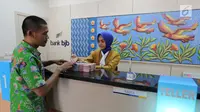 Petugas teller Bank BJB menghitung uang di kantor Bank BJB Cabang Kebayoran Baru, Jakarta Selatan. (Liputan6.com/Fery Pradolo