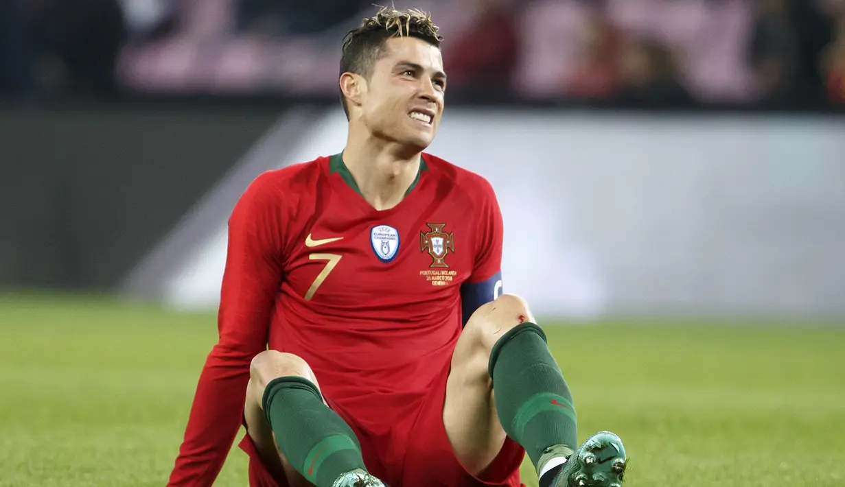 Bintang Portugal, Cristiano Ronaldo, tampak kesakitan saat melawan Belanda pada laga persahabatan di Stade de Geneve, Swiss, Senin (26/3/2018). Portugal kalah 0-3 dari Belanda. (AP/Salvatore Di Nolfi)