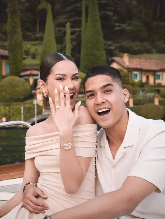 . Disempurnakan dengan pulasan makeup flawless dalam rona brown yang menawan. [@alghazali7].