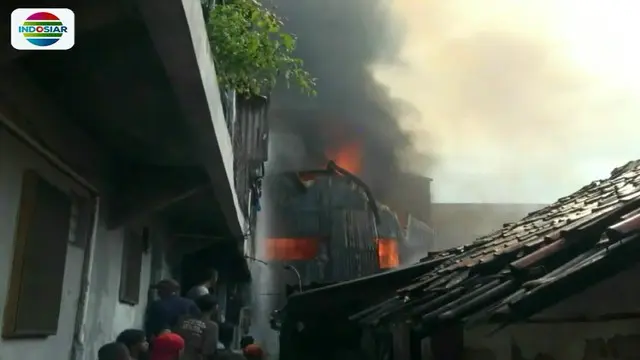10 Rumah di Pasar Pesing Koneng Ludes Dilalap Api