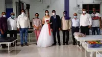 Pengantin Ini Sumbangkan Matras dan Tabung Oksigen Untuk Pasien COVID-19. (Sumber: indiatimes)