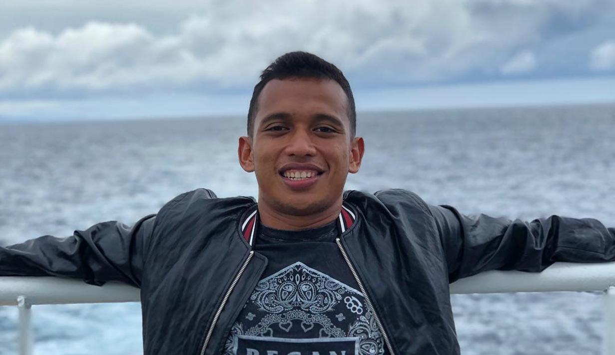 Gya casual winger Persebaya kelahiram Bantaeng, 1 Mei 1996 ini memang sangat keren. Dengan jaket dan kaus serba hitam, Irfan terlihat begitu enjoy menikmati suasana pantai di belakangnya. (Liputan6.com/IG/@irfanjayaij41)