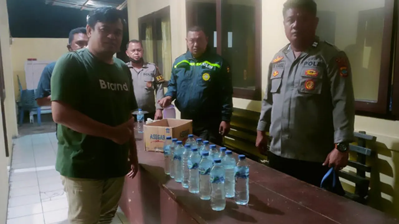 Razia di sejumlah warung, Polres Bitung mengamankan puluhan liter miras Cap Tikus.