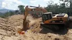 Jenazah yang merupakan korban gempa tsunami dikubur tiga lapis. Pemakaman massal tersebut memasuki hari ketiga setelah sebelumnya dilakukan di hari Senin.