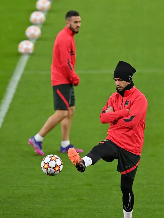 Striker Atletico Madrid Uruguay Luis Suarez menghadiri sesi latihan menjelang leg pertama perempat final Liga Champions, di Stadion Etihad, Senin (4/4/2022). Atletico Madrid akan bertandang ke markas Manchester City pada Rabu, 6 April 2022 dini hari WIB. (Paul ELLIS / AFP)