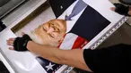 Pekerja menyelesaikan proses pembuatan foto Presiden Amerika Serikat Donald Trump di Washington DC (4/12). Ribuan foto resmi Donald Trump ini akan diedarkan ke lebih 1.600 kantor federal di seluruh dunia. (Chip Somodevilla/Getty Images/AFP)