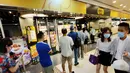 Orang-orang mengantre membeli makanan yang dipesan untuk dibawa pulang (take-away) di luar sebuah restoran di Hong Kong, China selatan (29/7/2020). Hong Kong telah memasuki hari kedelapan berturut-turut dengan penambahan kasus harian melampaui angka 100. (Xinhua/Wang Shen)