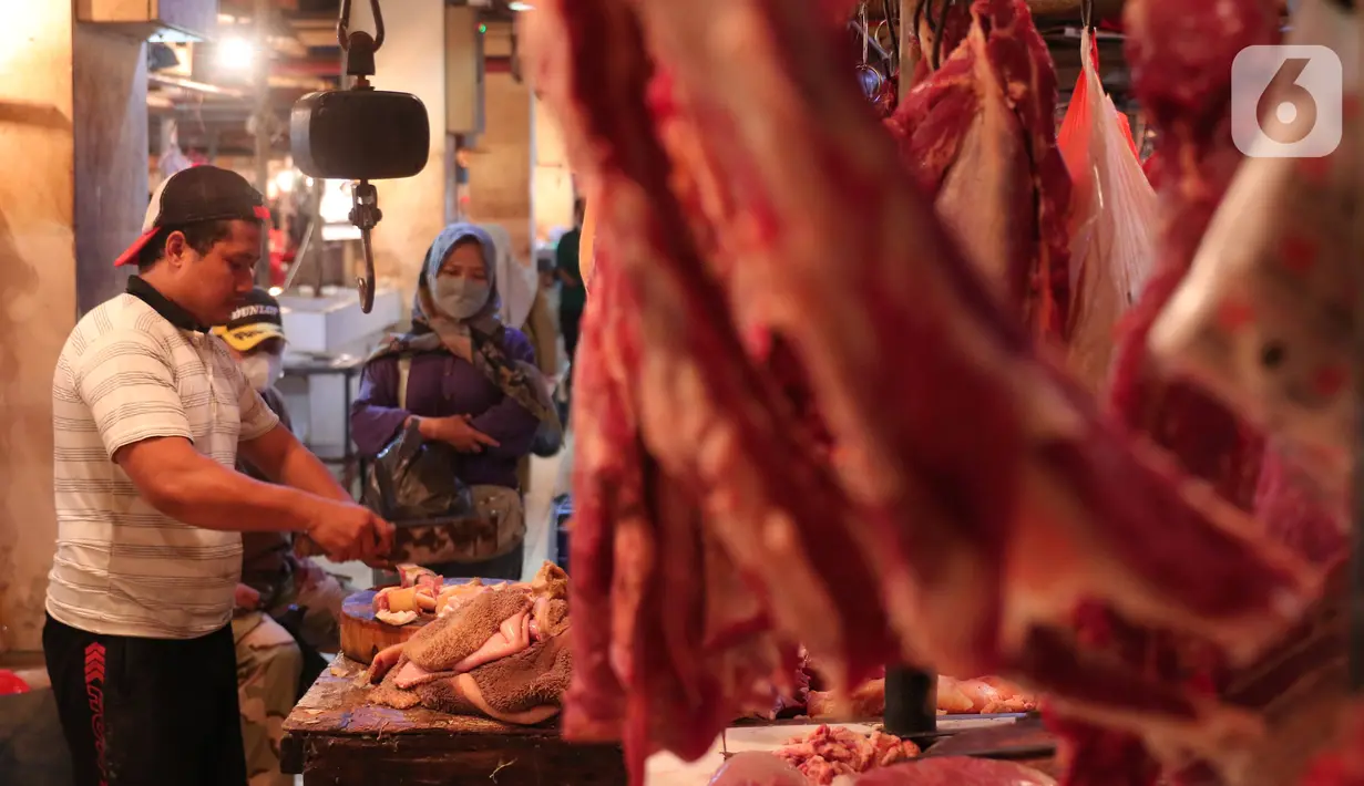 <p>Pedagang daging sapi melayani pembeli di Pasar Senen, Jakarta, Selasa (26/4/2022). Harga sejumlah bahan pangan di Jakarta terpantau mengalami kenaikan jelang Lebaran, di antaranya daging sapi dan ayam. (Liputan6.com/Angga Yuniar)</p>