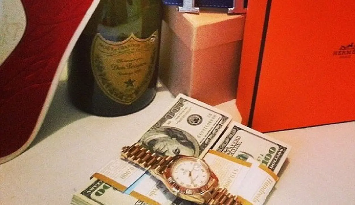 Koleksi barang milik anak orang kaya, tak sekedar uang namun juga barang mahal.