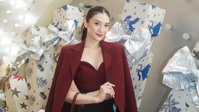 6 Potret Terbaru Anissa Aziza dalam Balutan Blazer Maroon (credit: instagram/anissaaziza).