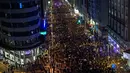 Ribuan orang berbaris menuju jalan Gran Via saat memperingati Hari Perempuan Internasional di Madrid (8/3). Mereka berkumpul dan melakukan aksi mogok untuk  hak-hak perempuan. (AFP/Oscar Del Pozo)