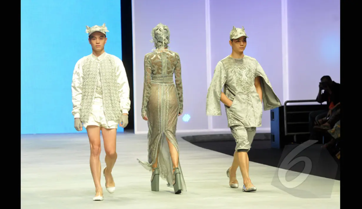 Model memperagakan salah satu dari 28 koleksi terbaru desainer  Ivan Gunawan yang bertema "Thalassa" pada ajang Indonesia Fashion Week 2015 di JCC Senayan, Jakarta, Kamis (26/2). (Liputan6.com/Panji Diksana)