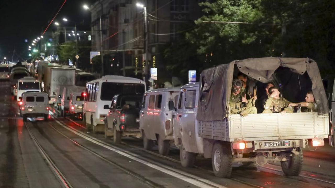 Prajurit Wagner duduk di kendaraan militer mereka saat mereka bersiap untuk meninggalkan area di markas besar militer Rusia, Southern Military District di sebuah jalan di Rostov-on-Don, Sabtu, 24 Juni 2023. (AP)