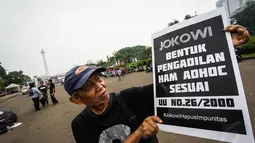 Aktivis JSKK juga mendesak Presiden Jokowi untuk membuktikan komitmen penuntasan kasus-kasus pelanggaran HAM berat pada masa lalu, Jakarta, Kamis (13/11/2014). (Liputan6.com/Faizal Fanani)