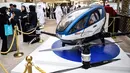 Pengunjung mengambil gambar drone atau pesawat tanpa awak EHang 184 yang dipamerkan di World Government Summit 2017, Dubai, Senin (13/2). EHang 184 ini mampu terbang hingga jarak 50 kilometer dengan kecepatan maksimum 160 km per jam. (STRINGER/AFP)