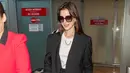 <p>Anne Hathaway yang sepertinya tak pernah menua sedikit pun, tampil mengenakan fit suit berwarna hitam. Ia terlihat mengenakan white t-shirt, yang ditumpuk blazer hitam, dipadu dengan celana panjang hitam, dan tennis shoes.</p>