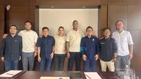 Patrick Kluivert Bersama Dua Asistennya di Timnas Indonesia Kunjungi Dewa United Sports Center, Bercanda dengan Jan Olde Riekerink