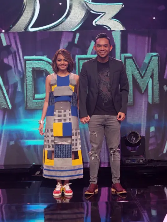 "Pokoknya cinta, hati dan jiwa saya kasih. Kami ingin hidup bersama tapi soal nikah belum dipikirkan," ujar Fakhrul Razi. Rina menambahkan bahwa belum pikirkan teknis pernikahannya. (Instagram/ @fakhrulrazifr)