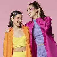 Dua orang perempuan dengan pakaian dan riasan berwarna cerah (Foto Dok: Freepik/freepik).