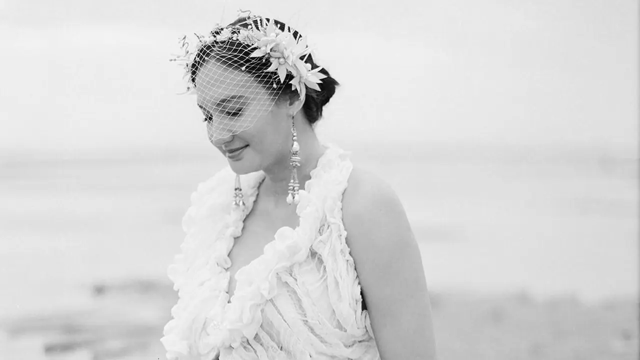 5 Potret Maternity Shoot Nadine Chandrawinata di Pantai yang Makin Menawan