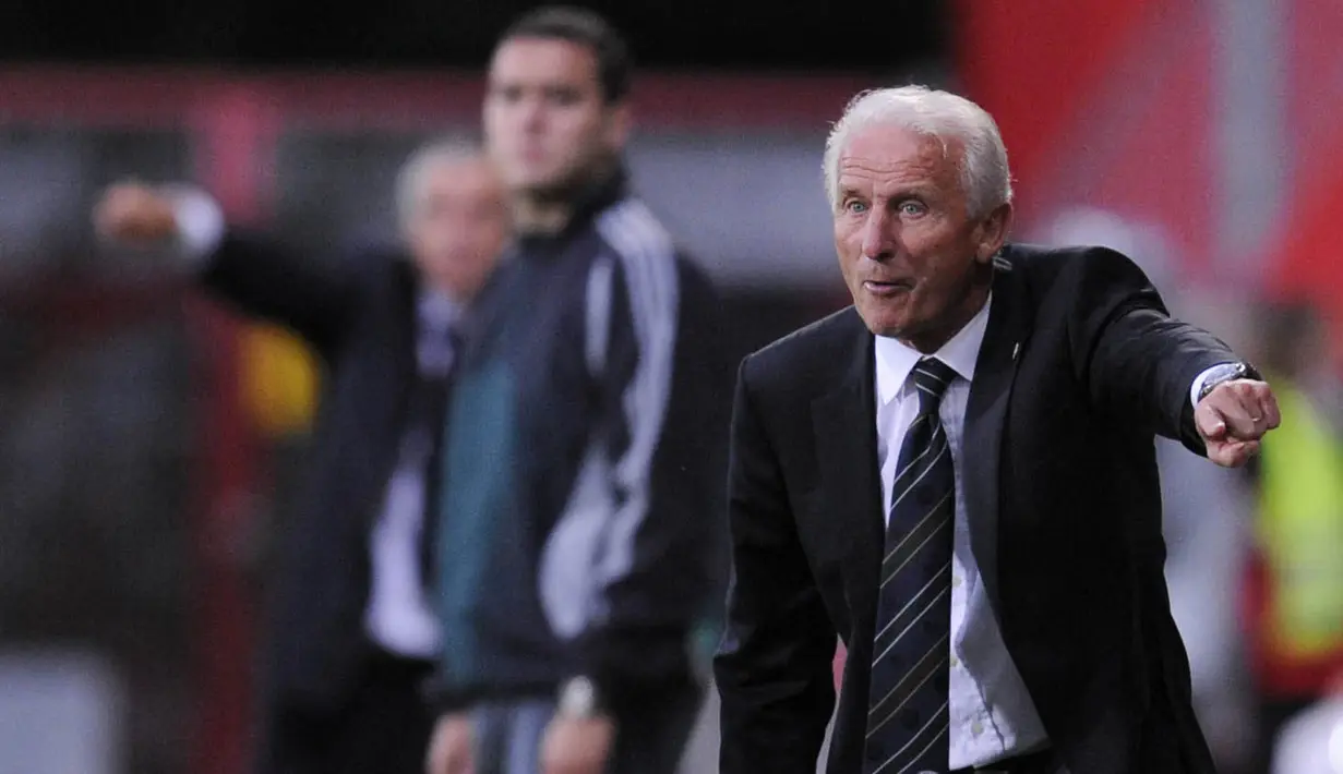 Giovanni Trapattoni (kanan) menangani Inter Milan selama lima tahun dan berhasil mempersembahkan satu gelar Serie A musim 1988–89. Selain itu Nerazzurri berhasil menyabet Piala UEFA pada musim 1990/1991. (Foto: AFP/John Macdougall)