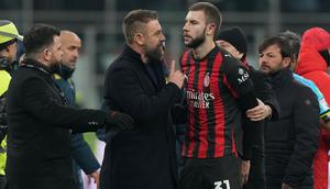 Pelatih Genoa, Daniele De Rossi (tengah kiri), berbicara dengan pemain AC Milan, Strahinja Pavlovic, usai laga Serie A/Liga Italia antara AC Milan vs Genoa di Milan, Italia, Kamis, 8 Januari 2026. (AP Photo/Antonio Calanni)